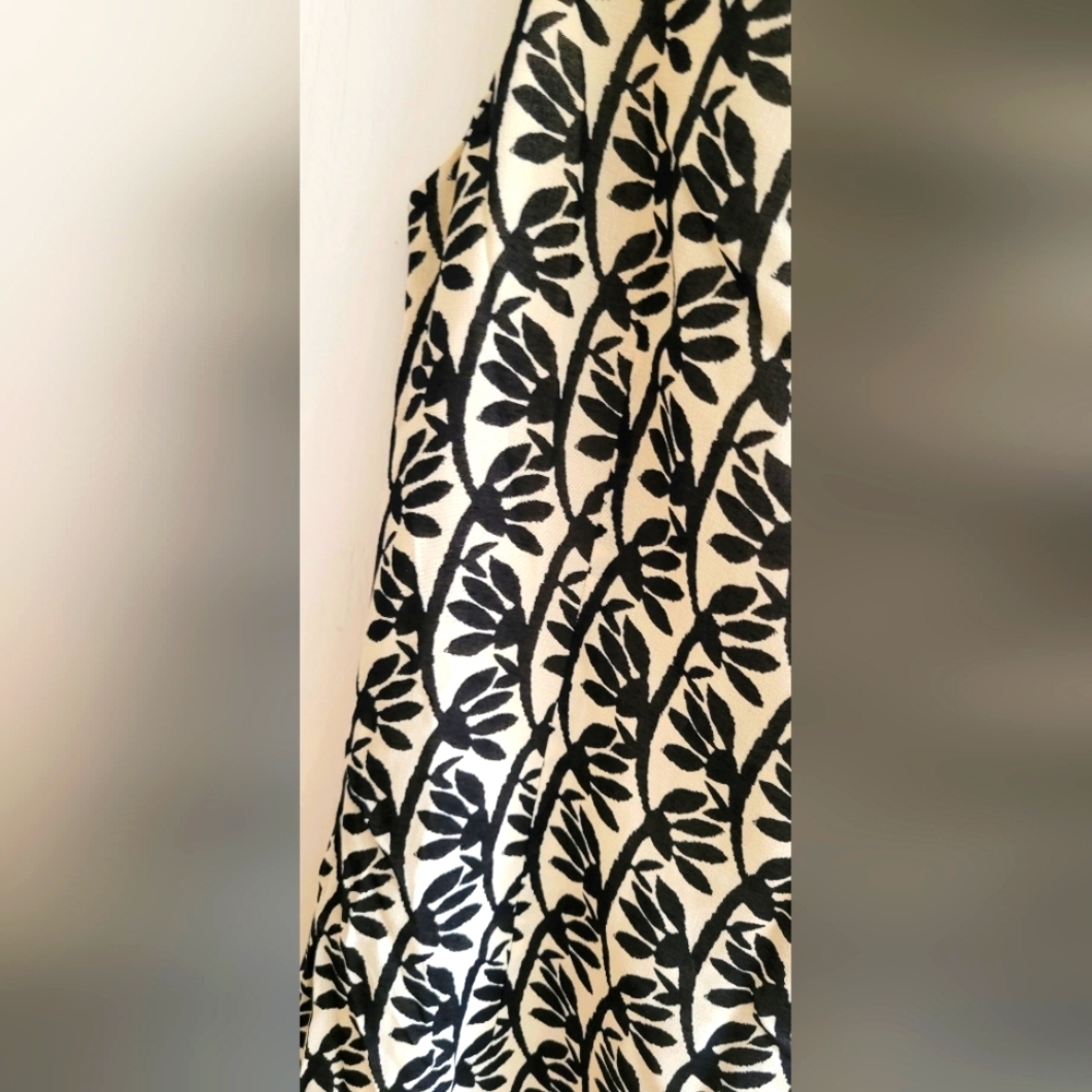181 - 🌿 Palm Chic V-Neck Dress | Side Zip & Fully Lined - Picture 3 of 6
